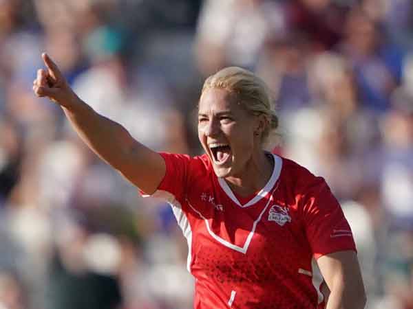 2022/08/Katherine-Brunt-England-CWG-sportstiger.jpg